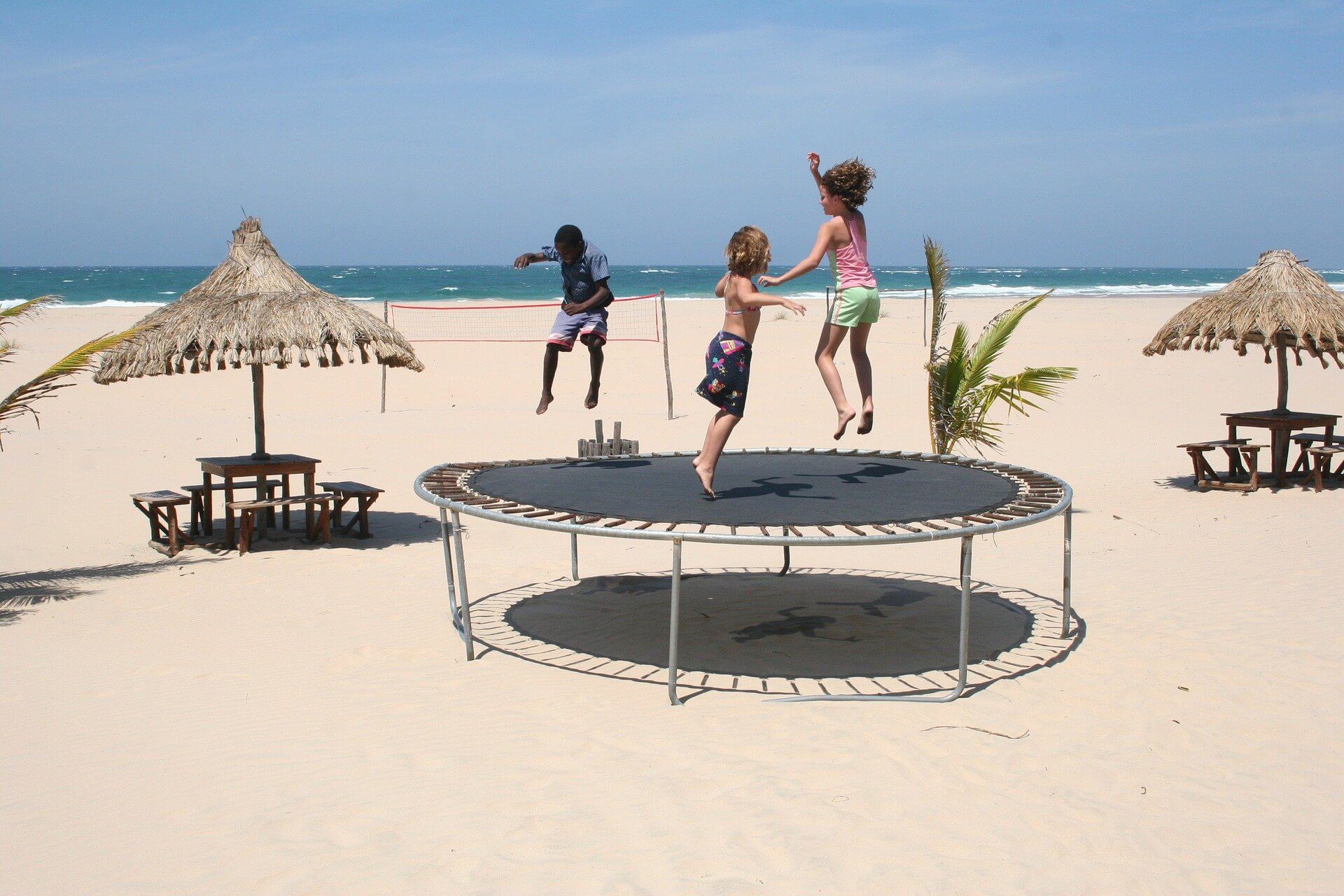 Kinder auf Trampolin