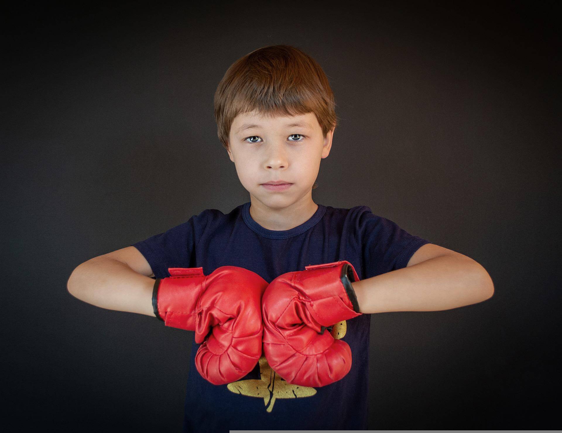 Junge mit Boxhandschuhen