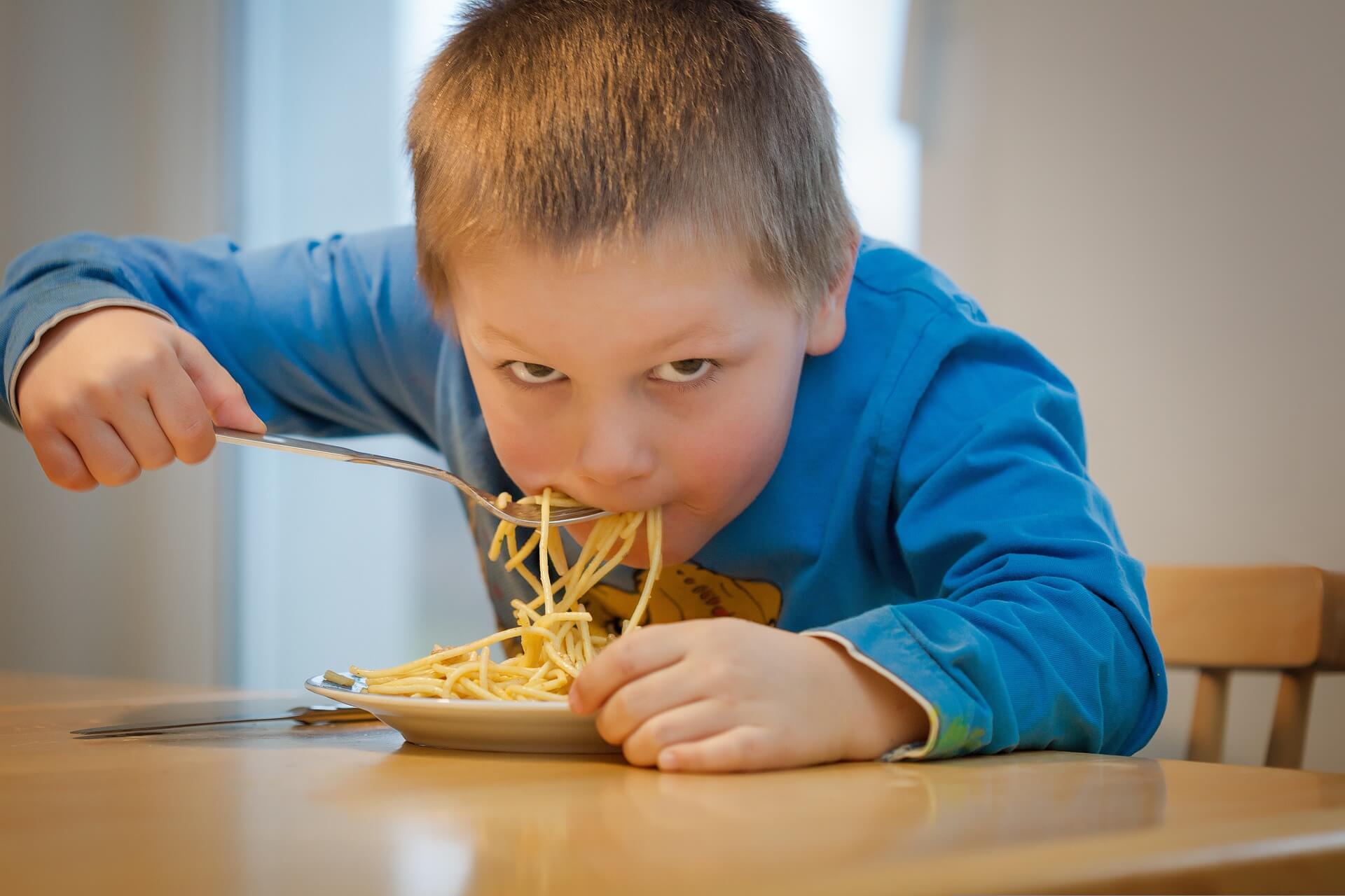 Junge beim Essen