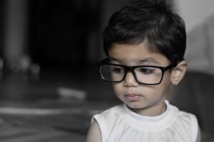 Kind mit Brille