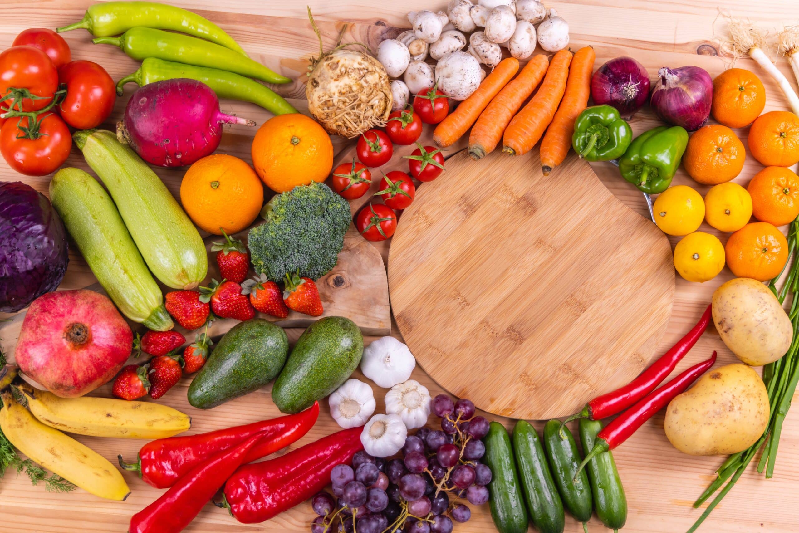 Obst und Gemüse auf einem Holztisch