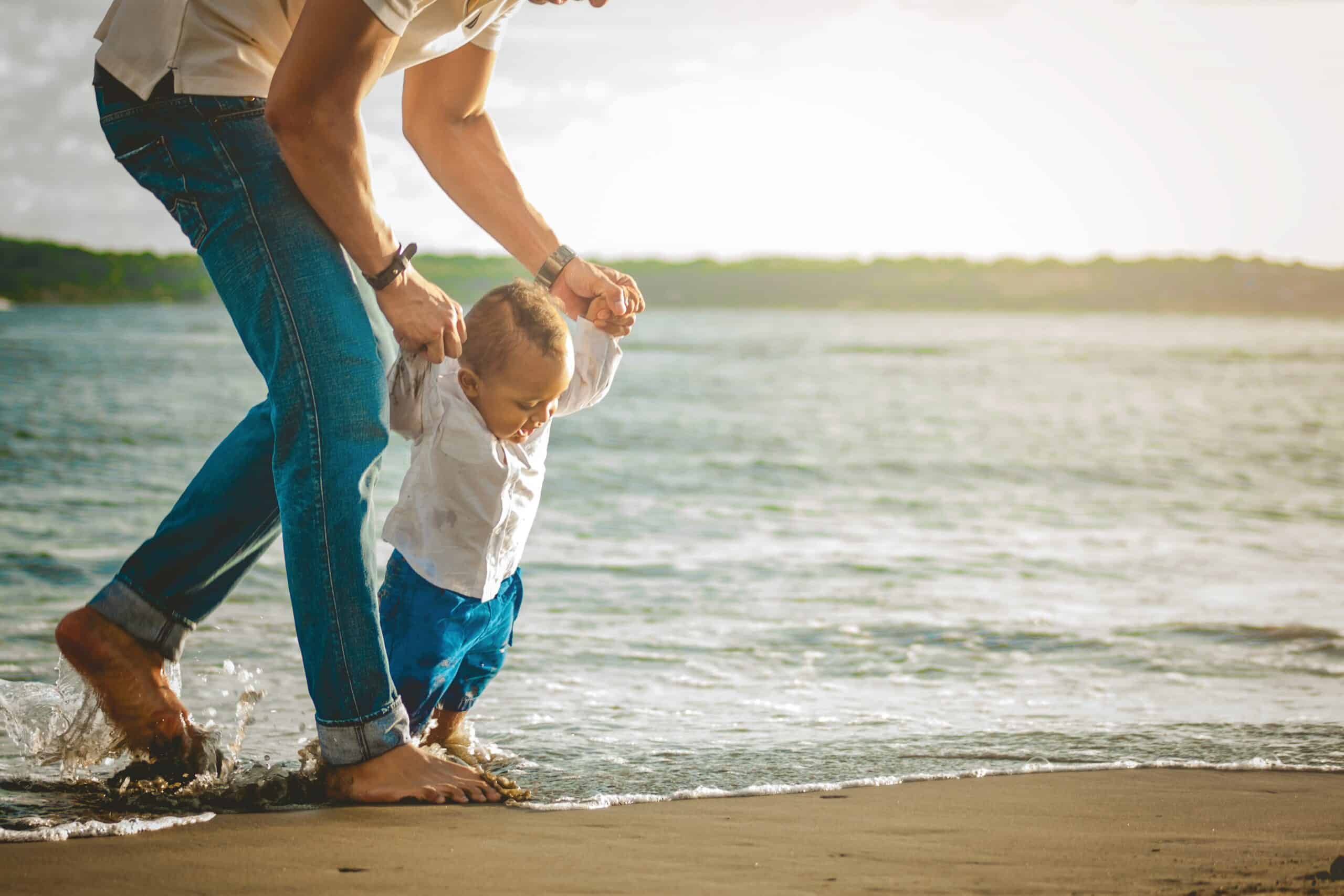 Vater mit Kind am Strand