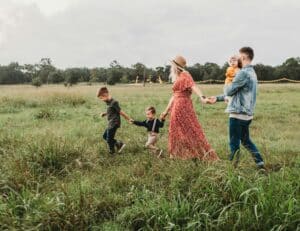 Familie auf Wiese