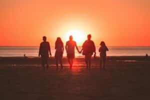 Familie am Strand, Sonnenuntergang