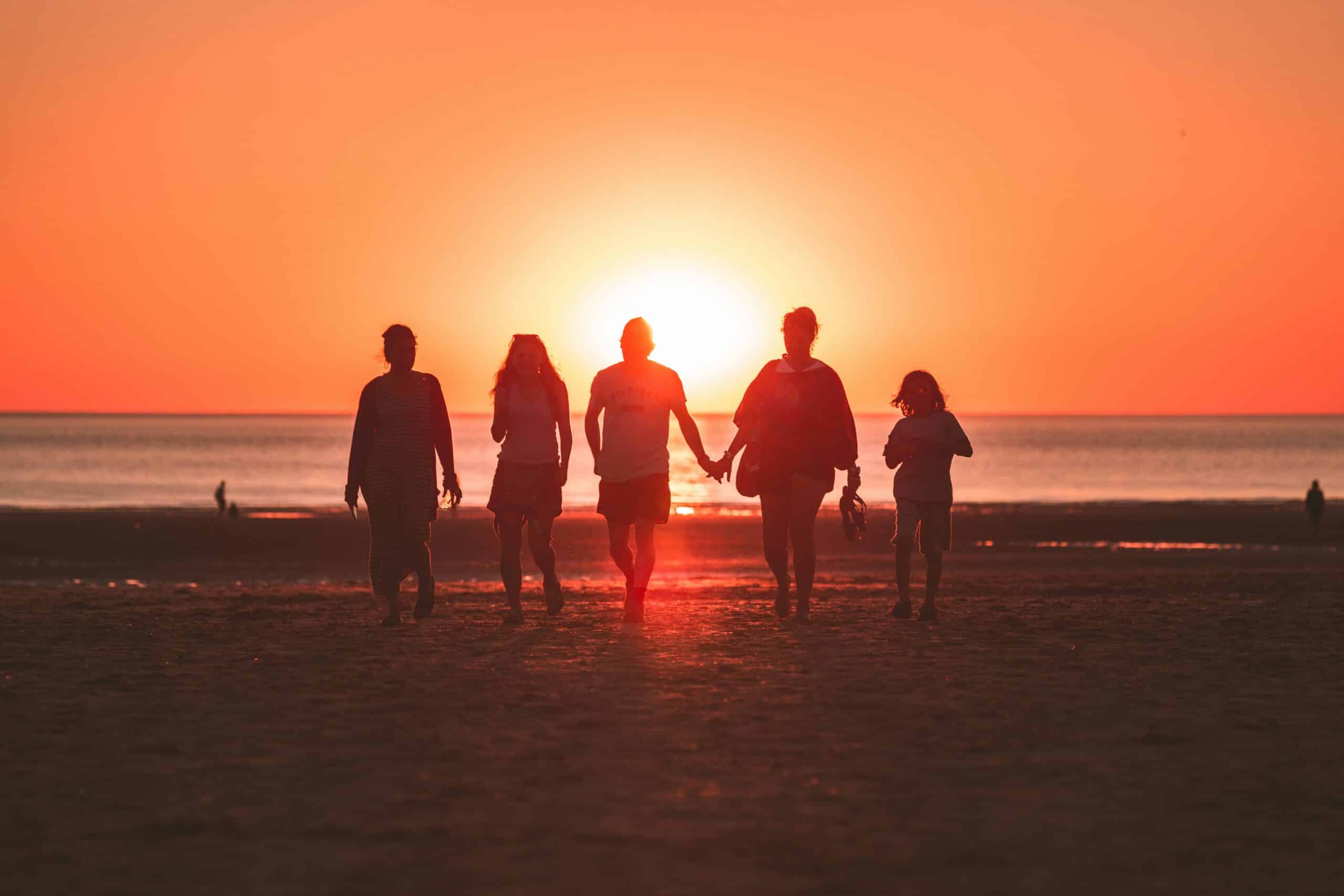 Familie am Strand, Sonnenuntergang
