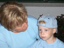 Daniel mit Oma.jpg
