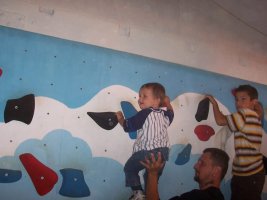 Damon an Kletterwand.jpg