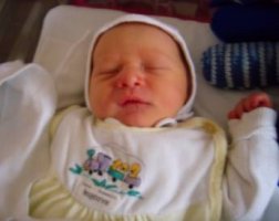 Matthis einen Tag nach seiner Geburt.jpg