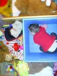 0802 schläft in Spielzeugkiste3.jpg