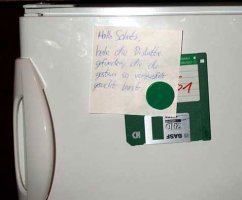 diskette-mit-magnet-an-kuehlschrank-geloescht.jpg